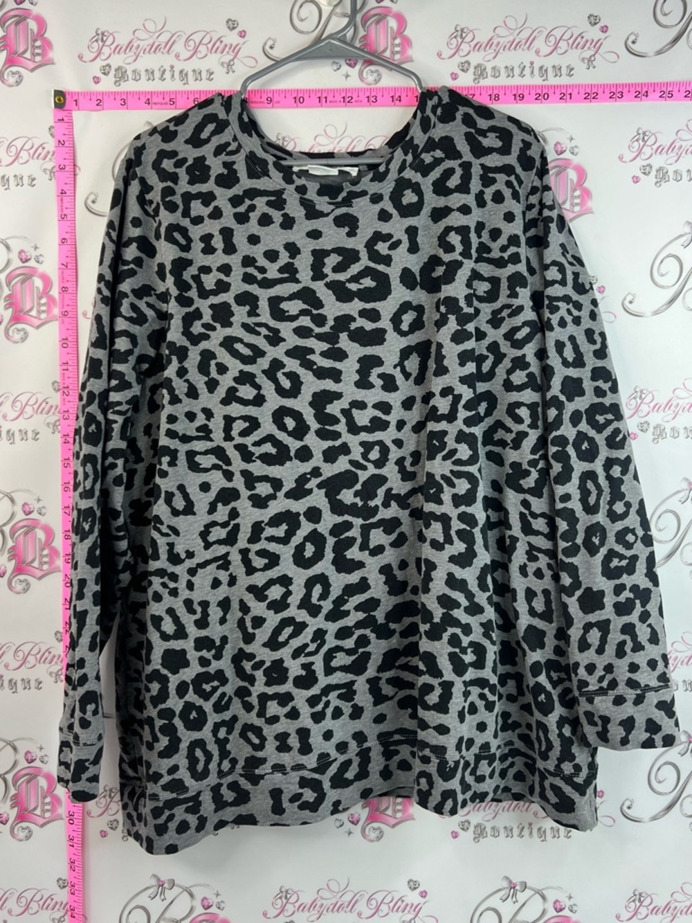 In every story long sleeve cheetah Gray & Black Leopard Print Crewneck Top